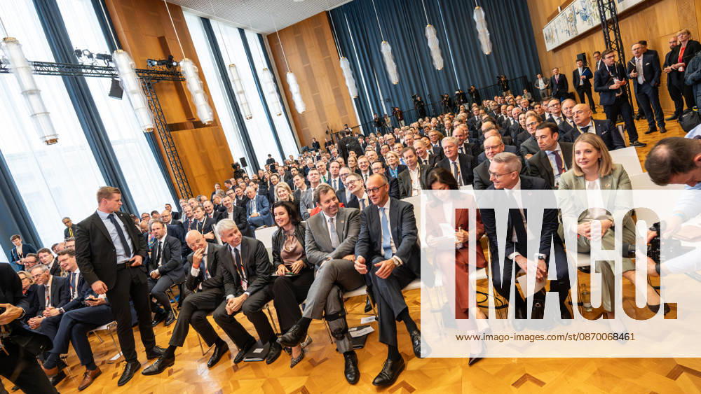 NN, Steffen Bilger, Dorothee Bär, Lars Klingbeil, Friedrich Merz, Katherina Reiche, Karsten Wildberger, Verena Hubertz. In the front row from the left, in the former State Council building of the GDR, the German government is promoting international investment at the Invest in Germany Summit 2026 at the ESMT European School of Management and Technology in Berlin, B