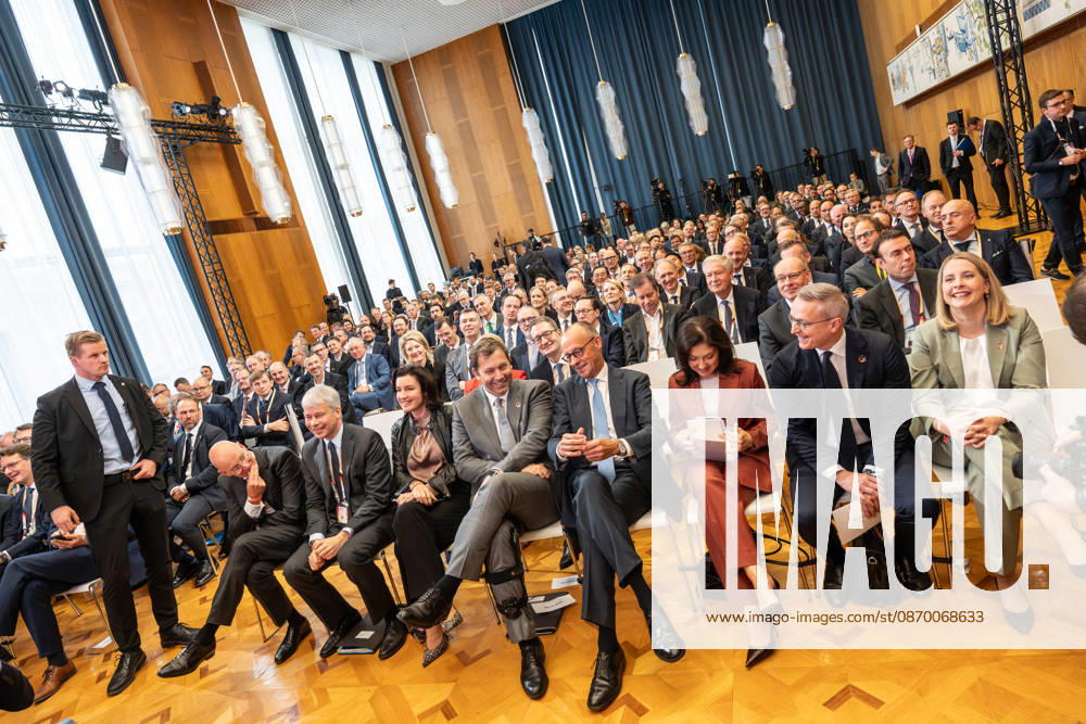 NN, Steffen Bilger, Dorothee Bär, Lars Klingbeil, Friedrich Merz, Katherina Reiche, Karsten Wildberger, Verena Hubertz. In the front row from the left, at the former State Council building of the GDR, the German government is promoting international investment at the Invest in Germany Summit 2026 at the ESMT European School of Management and Technology in Berlin,