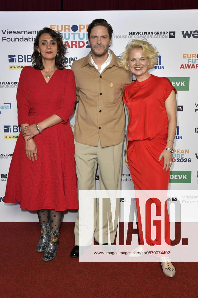 Meral Simsek, Daniel Brühl, and Anna Zeiter at the 2026 European Future Award ceremony at the Tipi am Kanzleramt in Berlin, October 19, 2026 Foto:xM.xBehrensx xFuturexImagex future_6029