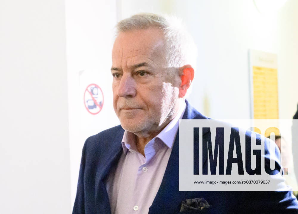 - Wien 20.10.2026 - Korruptionsprozess gegen Siegfried Wolf und Ex-Finanzminister Schelling. Die WKStA kreidet dem Industriellen Wolf eine korruptive Vereinbarung an, Ex-ÖVP-Minister Schelling ist wegen Amtsmissbrauchs mitangeklagt. PHOTO: Angeklagter Industrieller Siegfried Wolf Corruption trial against industrialist Siegfried Wolf and former Finance Minister Hans Jörg Schelling. The Economic and Corruption Prosecutor’s Office (WKStA) accuses Wolf of a corrupt agreement ; former ÖVP minister Schelling is co-accused of abuse of office. Korruption, Prozess, Landesgericht Wiener Neustadt, WKStA,, Korruption, Amtsmissbrauch, Bestechung, Steuerverfahren, Finanzministerium, ÖVP, Justiz, Gericht, Strafprozess Korruptionsprozess gegen Si