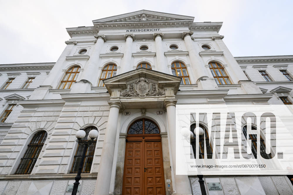 - Wien 20.10.2026 - Korruptionsprozess gegen Siegfried Wolf und Ex-Finanzminister Schelling. Die WKStA kreidet dem Industriellen Wolf eine korruptive Vereinbarung an, Ex-ÖVP-Minister Schelling ist wegen Amtsmissbrauchs mitangeklagt. PHOTO: Das Landesgericht Wr. Neustadt Corruption trial against industrialist Siegfried Wolf and former Finance Minister Hans Jörg Schelling. The Economic and Corruption Prosecutor’s Office (WKStA) accuses Wolf of a corrupt agreement ; former ÖVP minister Schelling is co-accused of abuse of office. Korruption, Prozess, Landesgericht Wiener Neustadt, WKStA,, Korruption, Amtsmissbrauch, Bestechung, Steuerverfahren, Finanzministerium, ÖVP, Justiz, Gericht, Strafprozess Korruptionsprozess gegen Siegfried Wo
