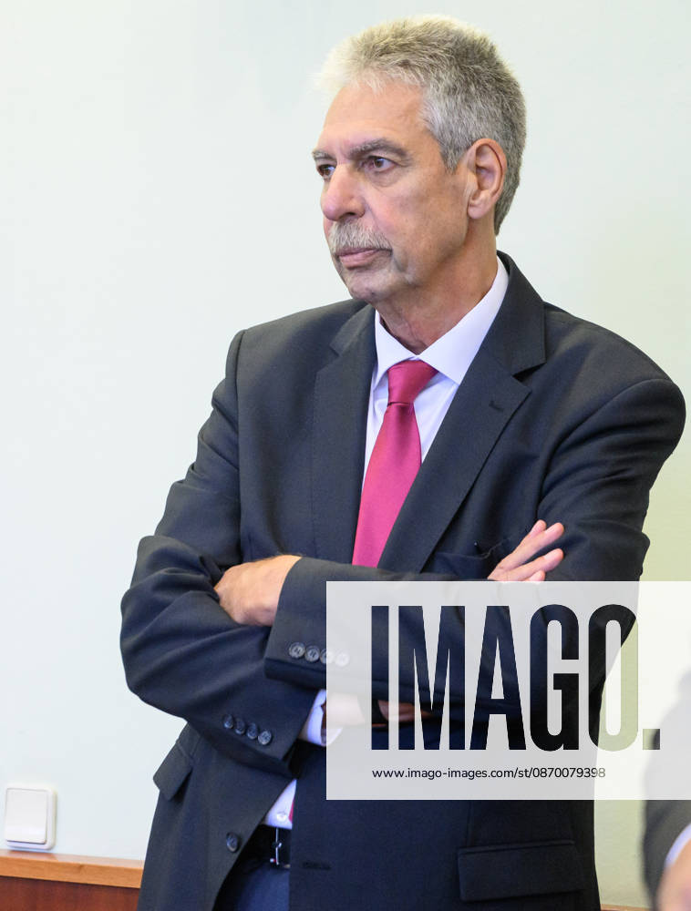 - Wien 20.10.2026 - Korruptionsprozess gegen Siegfried Wolf und Ex-Finanzminister Schelling. Die WKStA kreidet dem Industriellen Wolf eine korruptive Vereinbarung an, Ex-ÖVP-Minister Schelling ist wegen Amtsmissbrauchs mitangeklagt. PHOTO: Angeklagter Ex-ÖVP Finanzmister Hans Jörg Schelling Corruption trial against industrialist Siegfried Wolf and former Finance Minister Hans Jörg Schelling. The Economic and Corruption Prosecutor’s Office (WKStA) accuses Wolf of a corrupt agreement ; former ÖVP minister Schelling is co-accused of abuse of office. Korruption, Prozess, Landesgericht Wiener Neustadt, WKStA,, Korruption, Amtsmissbrauch, Bestechung, Steuerverfahren, Finanzministerium, ÖVP, Justiz, Gericht, Strafprozess Korruptionsproze