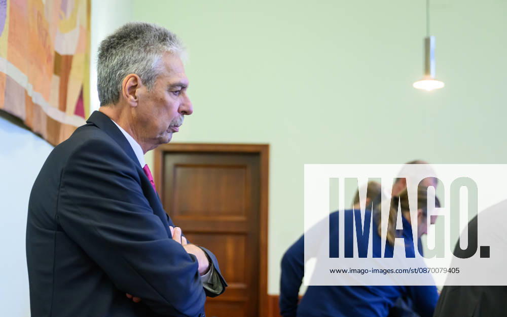 - Wien 20.10.2026 - Korruptionsprozess gegen Siegfried Wolf und Ex-Finanzminister Schelling. Die WKStA kreidet dem Industriellen Wolf eine korruptive Vereinbarung an, Ex-ÖVP-Minister Schelling ist wegen Amtsmissbrauchs mitangeklagt. PHOTO: Angeklagter Ex-ÖVP Finanzmister Hans Jörg Schelling Corruption trial against industrialist Siegfried Wolf and former Finance Minister Hans Jörg Schelling. The Economic and Corruption Prosecutor’s Office (WKStA) accuses Wolf of a corrupt agreement ; former ÖVP minister Schelling is co-accused of abuse of office. Korruption, Prozess, Landesgericht Wiener Neustadt, WKStA,, Korruption, Amtsmissbrauch, Bestechung, Steuerverfahren, Finanzministerium, ÖVP, Justiz, Gericht, Strafprozess Korruptionsproze