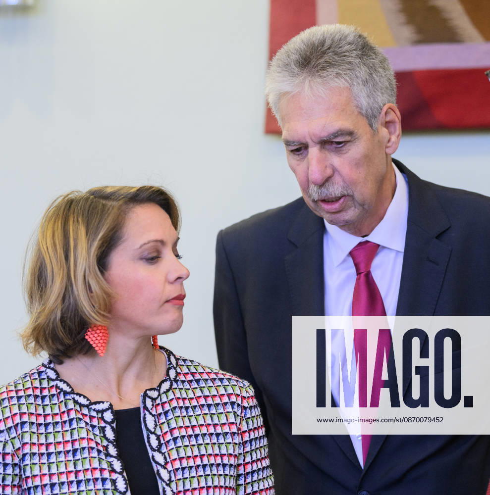 - Wien 20.10.2026 - Korruptionsprozess gegen Siegfried Wolf und Ex-Finanzminister Schelling. Die WKStA kreidet dem Industriellen Wolf eine korruptive Vereinbarung an, Ex-ÖVP-Minister Schelling ist wegen Amtsmissbrauchs mitangeklagt. PHOTO: Verteidigerin Caroline Kindl, Angeklagter Ex-ÖVP Finanzmister Hans Jörg Schelling Corruption trial against industrialist Siegfried Wolf and former Finance Minister Hans Jörg Schelling. The Economic and Corruption Prosecutor’s Office (WKStA) accuses Wolf of a corrupt agreement ; former ÖVP minister Schelling is co-accused of abuse of office. Korruption, Prozess, Landesgericht Wiener Neustadt, WKStA,, Korruption, Amtsmissbrauch, Bestechung, Steuerverfahren, Finanzministerium, ÖVP, Justiz, Gericht,