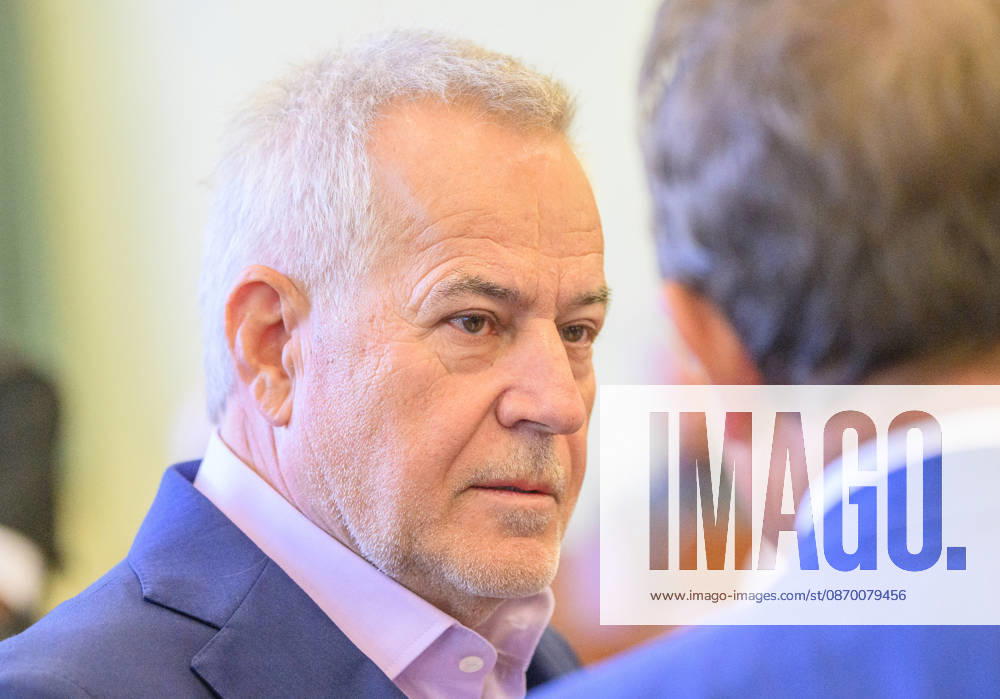 - Wien 20.10.2026 - Korruptionsprozess gegen Siegfried Wolf und Ex-Finanzminister Schelling. Die WKStA kreidet dem Industriellen Wolf eine korruptive Vereinbarung an, Ex-ÖVP-Minister Schelling ist wegen Amtsmissbrauchs mitangeklagt. PHOTO: Angeklagter Industrieller Siegfried Wolf Corruption trial against industrialist Siegfried Wolf and former Finance Minister Hans Jörg Schelling. The Economic and Corruption Prosecutor’s Office (WKStA) accuses Wolf of a corrupt agreement ; former ÖVP minister Schelling is co-accused of abuse of office. Korruption, Prozess, Landesgericht Wiener Neustadt, WKStA,, Korruption, Amtsmissbrauch, Bestechung, Steuerverfahren, Finanzministerium, ÖVP, Justiz, Gericht, Strafprozess Korruptionsprozess gegen Si