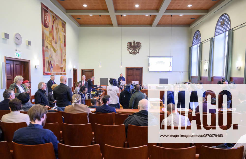 - Wien 20.10.2026 - Korruptionsprozess gegen Siegfried Wolf und Ex-Finanzminister Schelling. Die WKStA kreidet dem Industriellen Wolf eine korruptive Vereinbarung an, Ex-ÖVP-Minister Schelling ist wegen Amtsmissbrauchs mitangeklagt. PHOTO: Ein Blick in den großen Schwurgerichtssaal Corruption trial against industrialist Siegfried Wolf and former Finance Minister Hans Jörg Schelling. The Economic and Corruption Prosecutor’s Office (WKStA) accuses Wolf of a corrupt agreement ; former ÖVP minister Schelling is co-accused of abuse of office. Korruption, Prozess, Landesgericht Wiener Neustadt, WKStA,, Korruption, Amtsmissbrauch, Bestechung, Steuerverfahren, Finanzministerium, ÖVP, Justiz, Gericht, Strafprozess Korruptionsprozess gegen