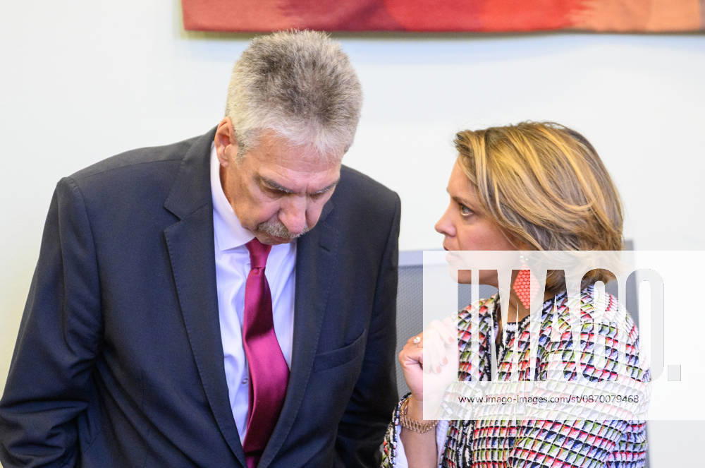 - Wien 20.10.2026 - Korruptionsprozess gegen Siegfried Wolf und Ex-Finanzminister Schelling. Die WKStA kreidet dem Industriellen Wolf eine korruptive Vereinbarung an, Ex-ÖVP-Minister Schelling ist wegen Amtsmissbrauchs mitangeklagt. PHOTO: Angeklagter Ex-ÖVP Finanzmister Hans Jörg Schelling und Verteidigerin Caroline Kindl Corruption trial against industrialist Siegfried Wolf and former Finance Minister Hans Jörg Schelling. The Economic and Corruption Prosecutor’s Office (WKStA) accuses Wolf of a corrupt agreement ; former ÖVP minister Schelling is co-accused of abuse of office. Korruption, Prozess, Landesgericht Wiener Neustadt, WKStA,, Korruption, Amtsmissbrauch, Bestechung, Steuerverfahren, Finanzministerium, ÖVP, Justiz, Geric