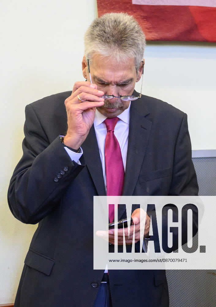 - Wien 20.10.2026 - Korruptionsprozess gegen Siegfried Wolf und Ex-Finanzminister Schelling. Die WKStA kreidet dem Industriellen Wolf eine korruptive Vereinbarung an, Ex-ÖVP-Minister Schelling ist wegen Amtsmissbrauchs mitangeklagt. PHOTO: Angeklagter Ex-ÖVP Finanzmister Hans Jörg Schelling Corruption trial against industrialist Siegfried Wolf and former Finance Minister Hans Jörg Schelling. The Economic and Corruption Prosecutor’s Office (WKStA) accuses Wolf of a corrupt agreement ; former ÖVP minister Schelling is co-accused of abuse of office. Korruption, Prozess, Landesgericht Wiener Neustadt, WKStA,, Korruption, Amtsmissbrauch, Bestechung, Steuerverfahren, Finanzministerium, ÖVP, Justiz, Gericht, Strafprozess Korruptionsproze
