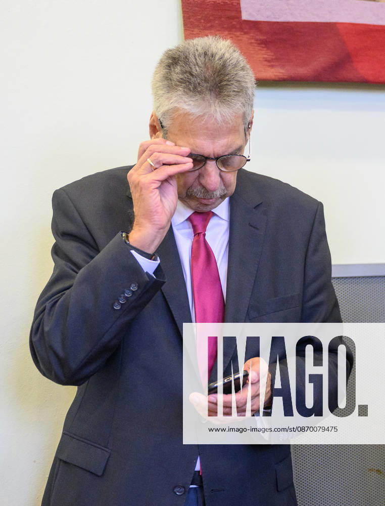 - Wien 20.10.2026 - Korruptionsprozess gegen Siegfried Wolf und Ex-Finanzminister Schelling. Die WKStA kreidet dem Industriellen Wolf eine korruptive Vereinbarung an, Ex-ÖVP-Minister Schelling ist wegen Amtsmissbrauchs mitangeklagt. PHOTO: Angeklagter Ex-ÖVP Finanzmister Hans Jörg Schelling Corruption trial against industrialist Siegfried Wolf and former Finance Minister Hans Jörg Schelling. The Economic and Corruption Prosecutor’s Office (WKStA) accuses Wolf of a corrupt agreement ; former ÖVP minister Schelling is co-accused of abuse of office. Korruption, Prozess, Landesgericht Wiener Neustadt, WKStA,, Korruption, Amtsmissbrauch, Bestechung, Steuerverfahren, Finanzministerium, ÖVP, Justiz, Gericht, Strafprozess Korruptionsproze