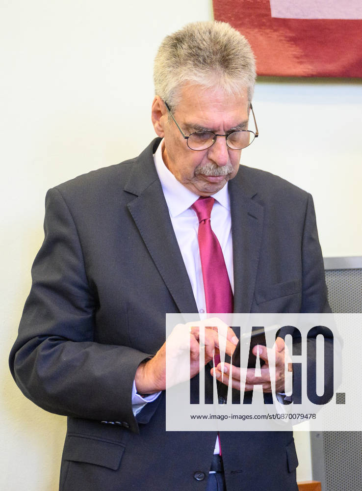 - Wien 20.10.2026 - Korruptionsprozess gegen Siegfried Wolf und Ex-Finanzminister Schelling. Die WKStA kreidet dem Industriellen Wolf eine korruptive Vereinbarung an, Ex-ÖVP-Minister Schelling ist wegen Amtsmissbrauchs mitangeklagt. PHOTO: Angeklagter Ex-ÖVP Finanzmister Hans Jörg Schelling Corruption trial against industrialist Siegfried Wolf and former Finance Minister Hans Jörg Schelling. The Economic and Corruption Prosecutor’s Office (WKStA) accuses Wolf of a corrupt agreement ; former ÖVP minister Schelling is co-accused of abuse of office. Korruption, Prozess, Landesgericht Wiener Neustadt, WKStA,, Korruption, Amtsmissbrauch, Bestechung, Steuerverfahren, Finanzministerium, ÖVP, Justiz, Gericht, Strafprozess Korruptionsproze
