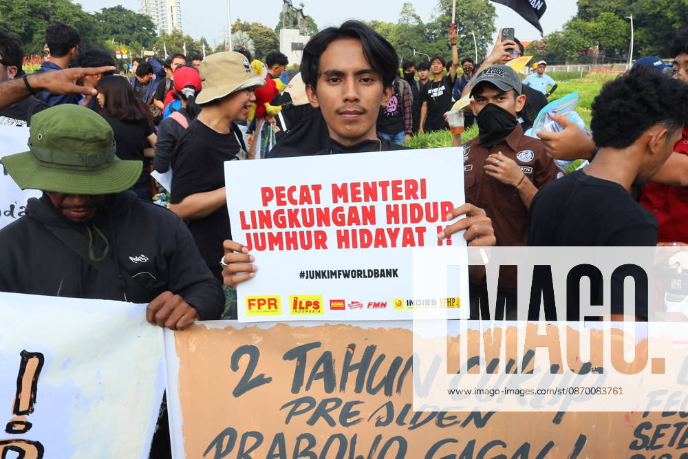 Jakarta, Central Jakarta, jakarta: Students and civil society groups stage a protest at Tugu Tani, Central Jakarta, voicing concerns over government policies, environmental issues, and social inequality. Jakarta jakarta - ZUMAp146 20261020_zap_p146_010