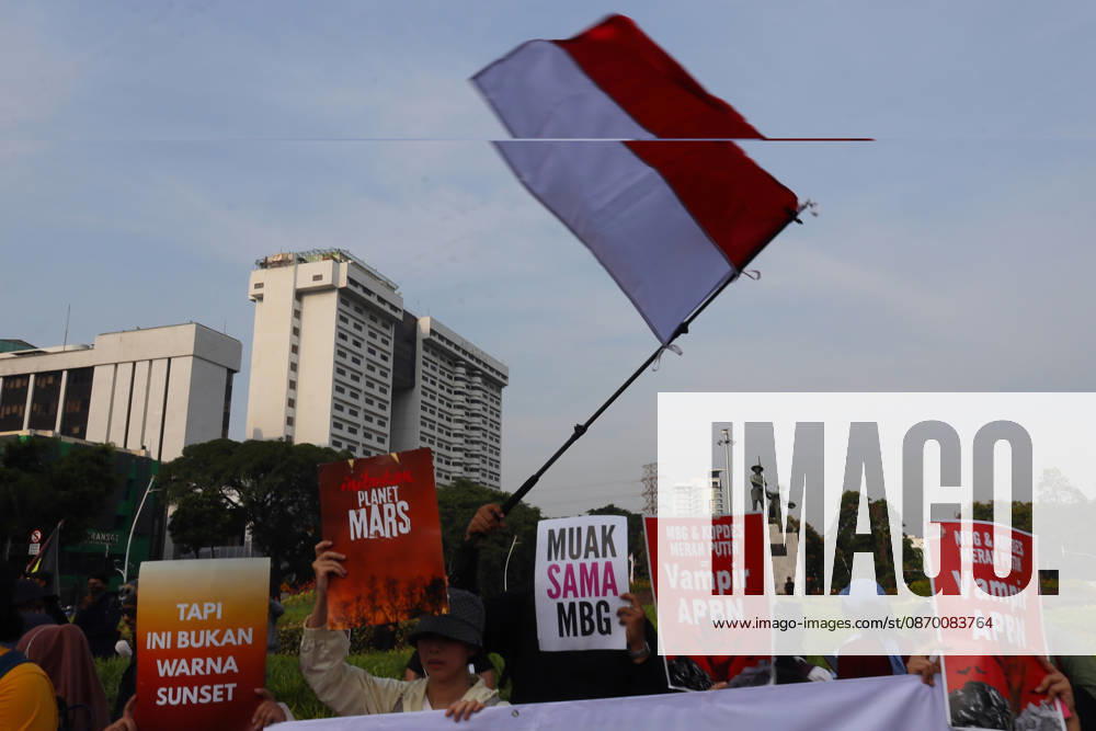 Jakarta, Central Jakarta, jakarta: Students and civil society groups stage a protest at Tugu Tani, Central Jakarta, voicing concerns over government policies, environmental issues, and social inequality. Jakarta jakarta - ZUMAp146 20261020_zap_p146_011
