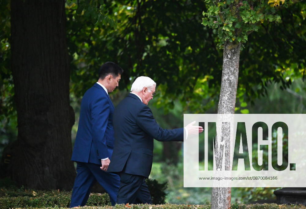 German President Steinmeier meets Mongolian President Khurelsukh in Berlin BERLIN, GERMANY - OCTOBER 20: German President Frank-Walter Steinmeier (R) welcomes Mongolian President Ukhnaagiin Khurelsukh (L) with military honors during his state visit at Villa Borsig in Berlin, Germany, on October 20, 2026. The visit includes talks on bilateral relations between Germany and Mongolia, which established a strategic partnership in 2024. Volodymyr Sindieiev Anadolu Berlin Germany. Editorial use only. Please get in touch for any other usage.