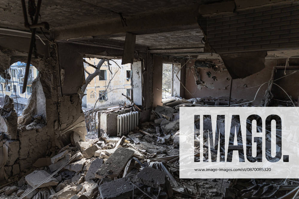 Russian airstrike hits residential building in Kramatorsk KRAMATORSK, UKRAINE - OCTOBER 20: Firefighters put out a fire following a Russian air strike on a residential building in Kramatorsk, Ukraine, on October 20, 2026. Diego Herrera Carcedo Anadolu Kramatorsk Ukraine. Editorial use only. Please get in touch for any other usage.