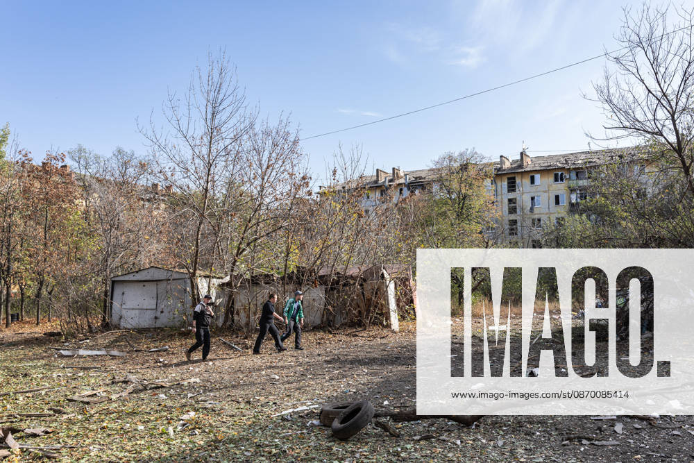 Russian airstrike hits residential building in Kramatorsk KRAMATORSK, UKRAINE - OCTOBER 20: Civilians walk past a damaged building following a Russian air strike on a residential block in Kramatorsk, Ukraine, on October 20, 2026. Diego Herrera Carcedo Anadolu Kramatorsk Ukraine. Editorial use only. Please get in touch for any other usage.