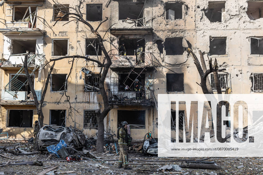 Russian airstrike hits residential building in Kramatorsk KRAMATORSK, UKRAINE - OCTOBER 20: Firefighters put out a fire following a Russian air strike on a residential building in Kramatorsk, Ukraine, on October 20, 2026. Diego Herrera Carcedo Anadolu Kramatorsk Ukraine. Editorial use only. Please get in touch for any other usage.