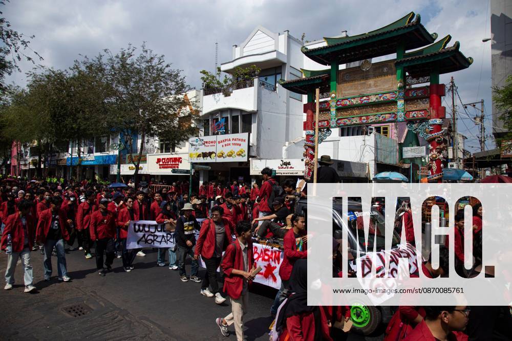 Yogyakarta students protest government YOGYAKARTA, INDONESIA - OCTOBER 20, 2026: Students gather at the Special Region of Yogyakarta (DIY) Regional People s Representative Council (DPRD) building during a protest against the central government, which has been in office for two years. Students from Muhammadiyah University of Yogyakarta (UMY) later marched to the Zero Kilometer Point in Yogyakarta to voice criticism of government policies they consider controversial and harmful to people s lives. Yogyakarta Indonesia