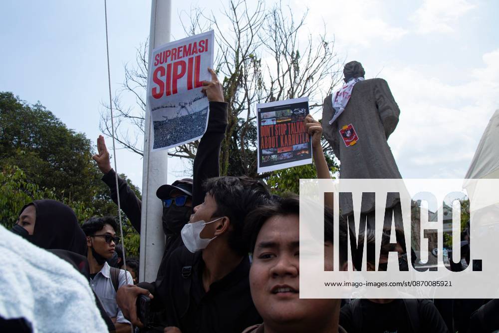 YOGYAKARTA, INDONESIA - OCTOBER 20, 2026: Students gather at the Special Region of Yogyakarta (DIY) Regional People s Representative Council (DPRD) building during a protest against the central government, which has been in office for two years. Students from Muhammadiyah University of Yogyakarta (UMY) later marched to the Zero Kilometer Point in Yogyakarta to voice criticism of government policies they consider controversial and harmful to people s lives. Yogyakarta Indonesia - ZUMAq101 20261020_zna_q101_070