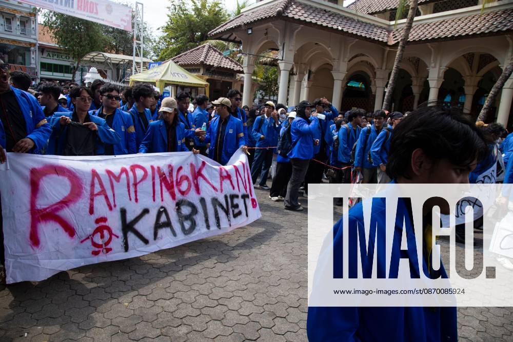 YOGYAKARTA, INDONESIA - OCTOBER 20, 2026: Students gather at the Special Region of Yogyakarta (DIY) Regional People s Representative Council (DPRD) building during a protest against the central government, which has been in office for two years. Students from Muhammadiyah University of Yogyakarta (UMY) later marched to the Zero Kilometer Point in Yogyakarta to voice criticism of government policies they consider controversial and harmful to people s lives. Yogyakarta Indonesia - ZUMAq101 20261020_zna_q101_074