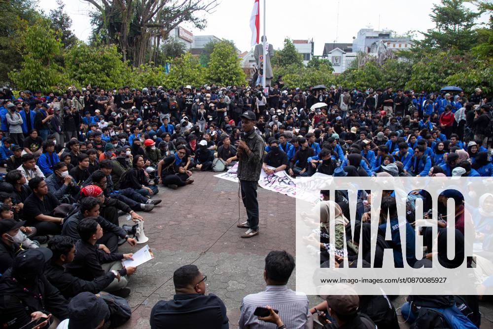 YOGYAKARTA, INDONESIA - OCTOBER 20, 2026: Students gather at the Special Region of Yogyakarta (DIY) Regional People s Representative Council (DPRD) building during a protest against the central government, which has been in office for two years. Students from Muhammadiyah University of Yogyakarta (UMY) later marched to the Zero Kilometer Point in Yogyakarta to voice criticism of government policies they consider controversial and harmful to people s lives. Yogyakarta Indonesia - ZUMAq101 20261020_zna_q101_075