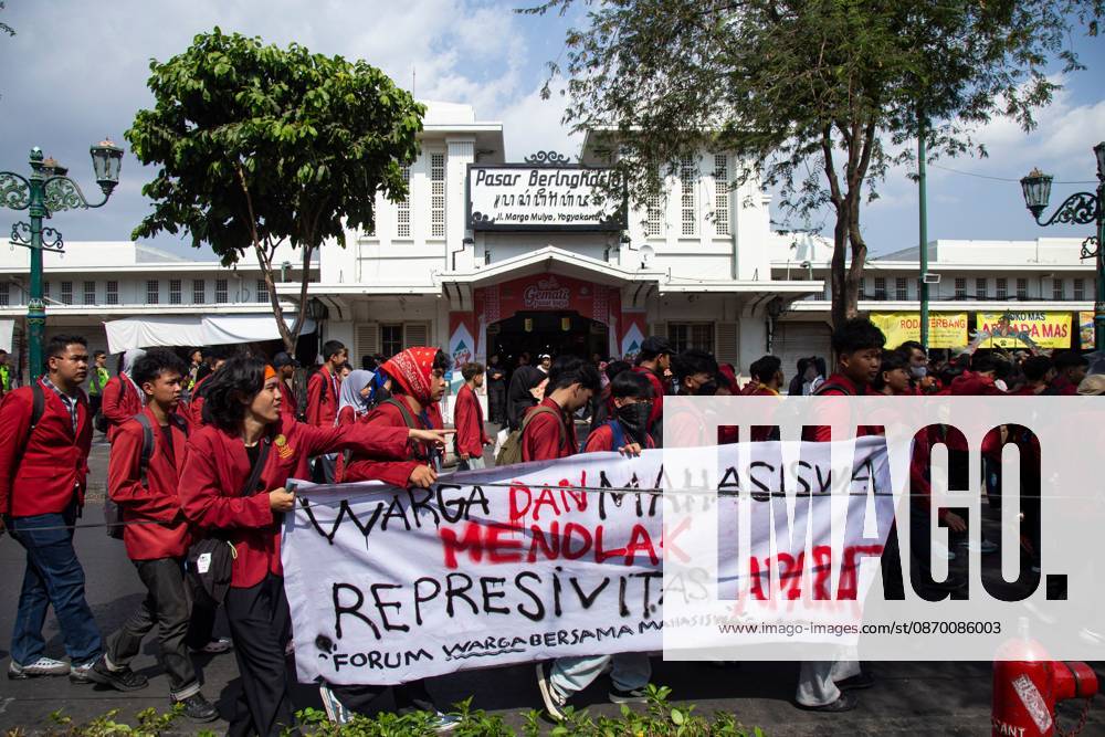 YOGYAKARTA, INDONESIA - OCTOBER 20, 2026: Students gather at the Special Region of Yogyakarta (DIY) Regional People s Representative Council (DPRD) building during a protest against the central government, which has been in office for two years. Students from Muhammadiyah University of Yogyakarta (UMY) later marched to the Zero Kilometer Point in Yogyakarta to voice criticism of government policies they consider controversial and harmful to people s lives. Yogyakarta Indonesia - ZUMAq101 20261020_zna_q101_082