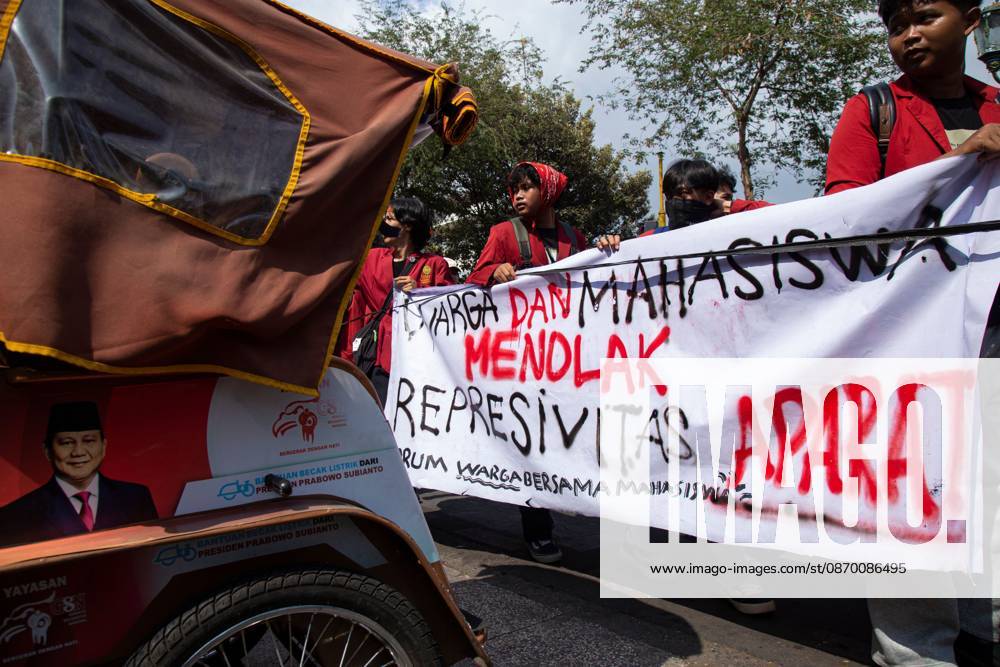 YOGYAKARTA, INDONESIA - OCTOBER 20, 2026: Students gather at the Special Region of Yogyakarta (DIY) Regional People s Representative Council (DPRD) building during a protest against the central government, which has been in office for two years. Students from Muhammadiyah University of Yogyakarta (UMY) later marched to the Zero Kilometer Point in Yogyakarta to voice criticism of government policies they consider controversial and harmful to people s lives. Yogyakarta Indonesia - ZUMAq101 20261020_zna_q101_094