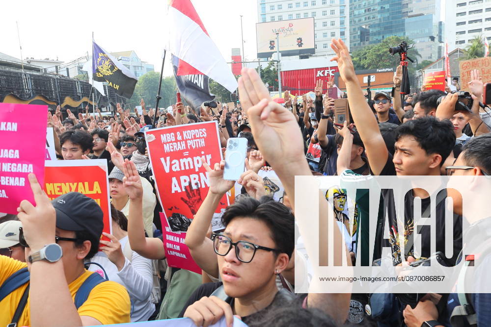 Jakarta, Central Jakarta, jakarta: Students and civil society groups stage a protest at Tugu Tani, Central Jakarta, voicing concerns over government policies, environmental issues, and social inequality. Jakarta jakarta - ZUMAp146 20261020_zap_p146_024