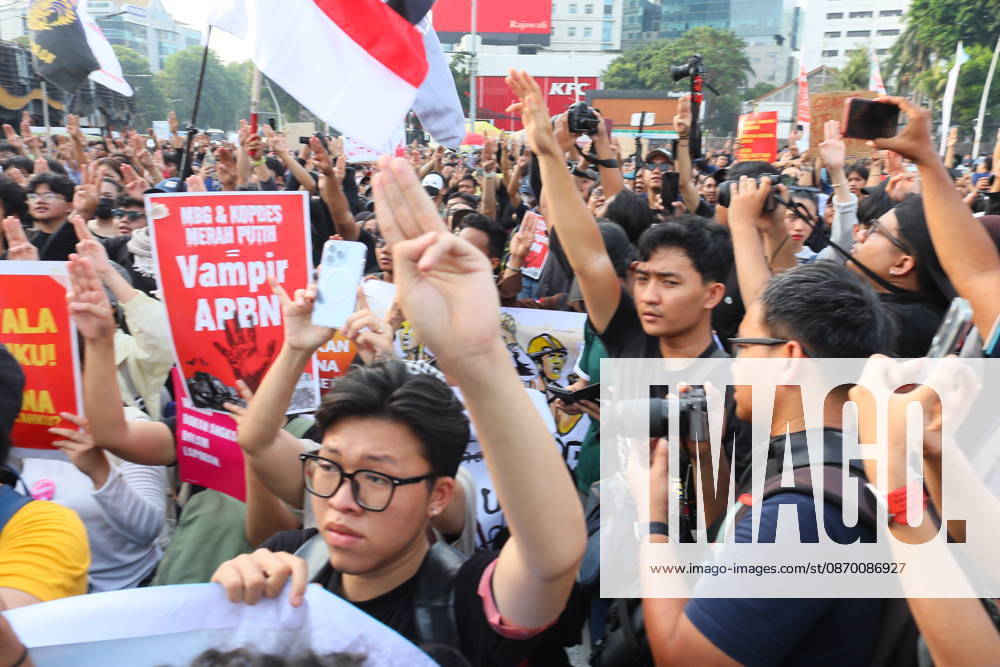 Jakarta, Central Jakarta, jakarta: Students and civil society groups stage a protest at Tugu Tani, Central Jakarta, voicing concerns over government policies, environmental issues, and social inequality. Jakarta jakarta - ZUMAp146 20261020_zap_p146_030