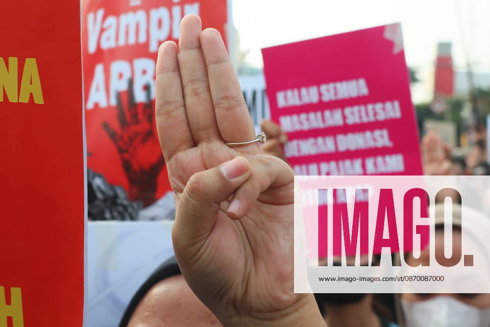 Jakarta, Central Jakarta, jakarta: Students and civil society groups stage a protest at Tugu Tani, Central Jakarta, voicing concerns over government policies, environmental issues, and social inequality. Jakarta jakarta - ZUMAp146 20261020_zap_p146_035
