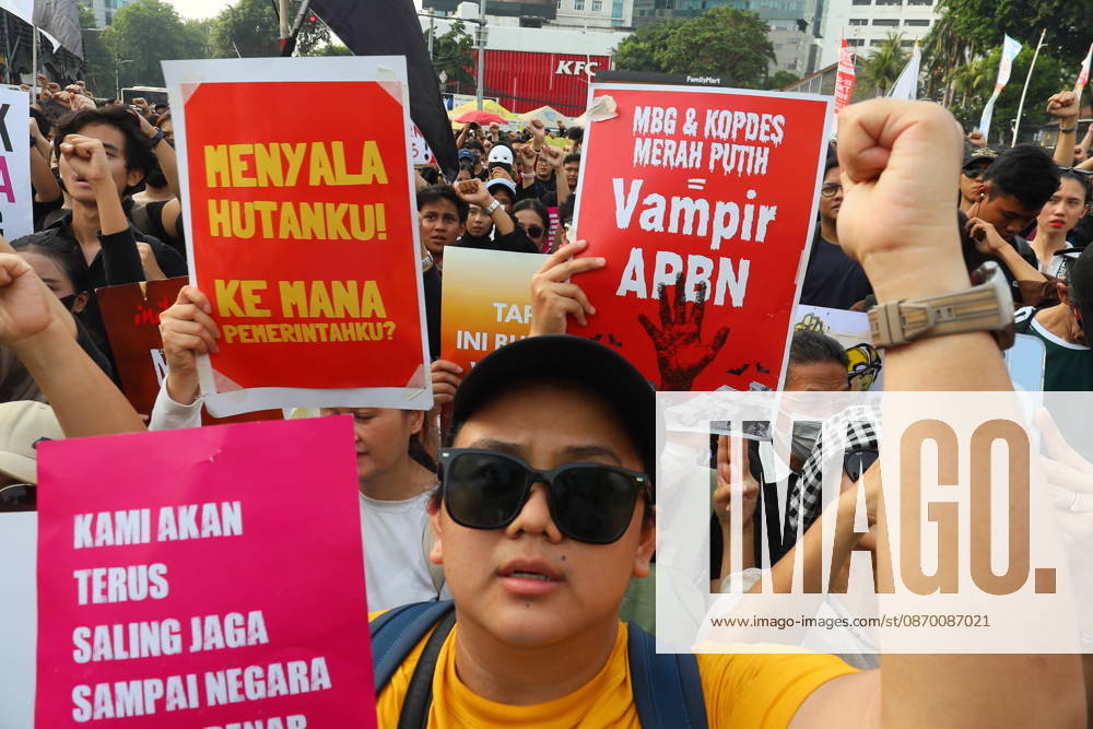 Jakarta, Central Jakarta, jakarta: Students and civil society groups stage a protest at Tugu Tani, Central Jakarta, voicing concerns over government policies, environmental issues, and social inequality. Jakarta jakarta - ZUMAp146 20261020_zap_p146_038