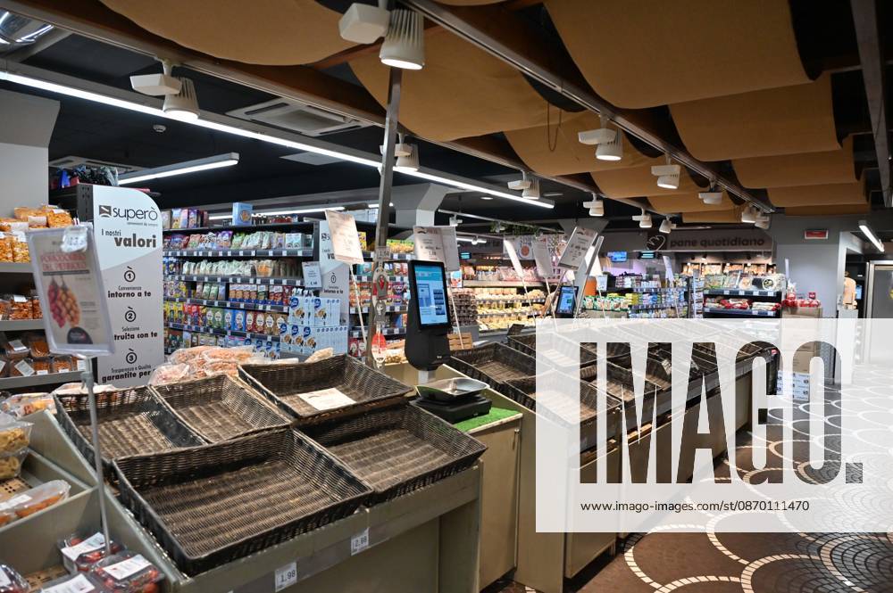 IPP Photo by Felice De Martino, Naples, October 20, 2026. The photo shows empty shelves in supermarkets due to roadblocks set up by truck drivers. Shortages of certain food items, particularly fruits and vegetables. Italy Photo Press World Copyright