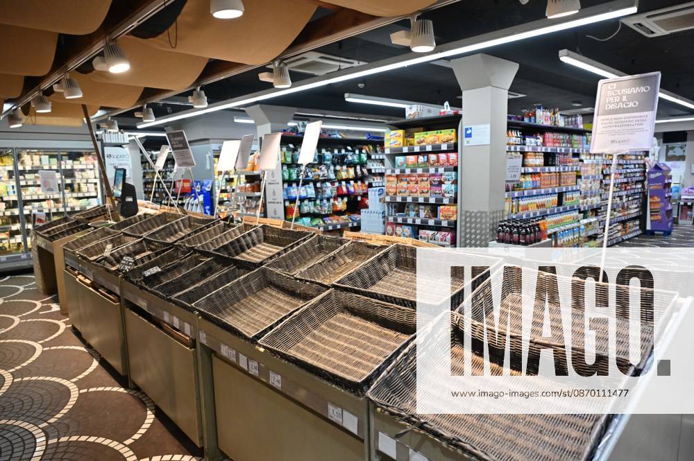 IPP Photo by Felice De Martino, Naples, October 20, 2026. The photo shows empty shelves in supermarkets due to roadblocks set up by truck drivers. Shortages of certain food items, particularly fruits and vegetables. Italy Photo Press World Copyright