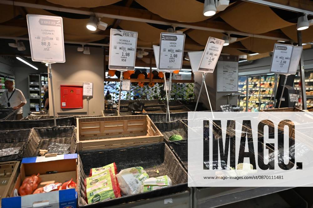 IPP Photo by Felice De Martino, Naples, October 20, 2026. The photo shows empty shelves in supermarkets due to roadblocks set up by truck drivers. Shortages of certain food items, particularly fruits and vegetables. Italy Photo Press World Copyright