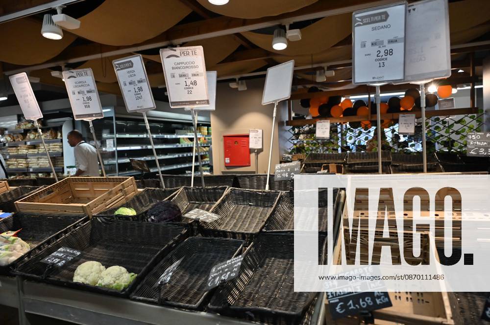 IPP Photo by Felice De Martino, Naples, October 20, 2026. The photo shows empty shelves in supermarkets due to roadblocks set up by truck drivers. Shortages of certain food items, particularly fruits and vegetables. Italy Photo Press World Copyright