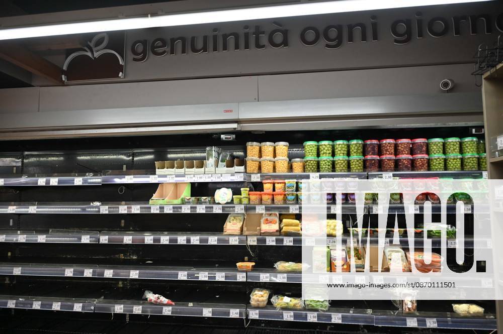 IPP Photo by Felice De Martino, Naples, October 20, 2026. The photo shows empty shelves in supermarkets due to roadblocks set up by truck drivers. Shortages of certain food items, particularly fruits and vegetables. Italy Photo Press World Copyright