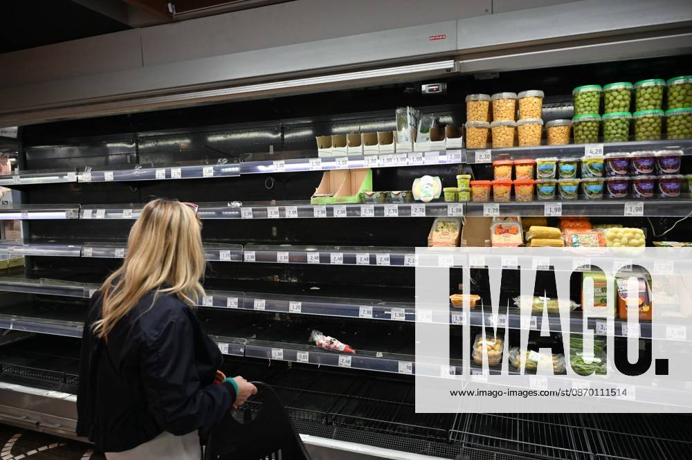 IPP Photo by Felice De Martino, Naples, October 20, 2026. The photo shows empty shelves in supermarkets due to roadblocks set up by truck drivers. Shortages of certain food items, particularly fruits and vegetables. Italy Photo Press World Copyright