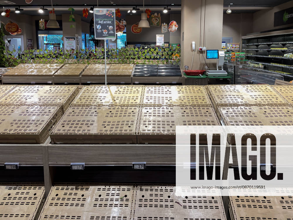 Empty shelves in supermarkets due to transport workers strike in Naples NAPLES, ITALY - OCTOBER 20: Empty shelves are seen inside a supermarket in Naples, Italy on October 20, 2026. Due to the truckers strike in southern Italy, who have been protesting since October 16, 2026 against rising fuel prices (which have reached nearly 2.30 euros per liter) many supermarkets are finding their food shelves empty. Iso Ekle Anadolu Naples Italy. Editorial use only. Please get in touch for any other usage.