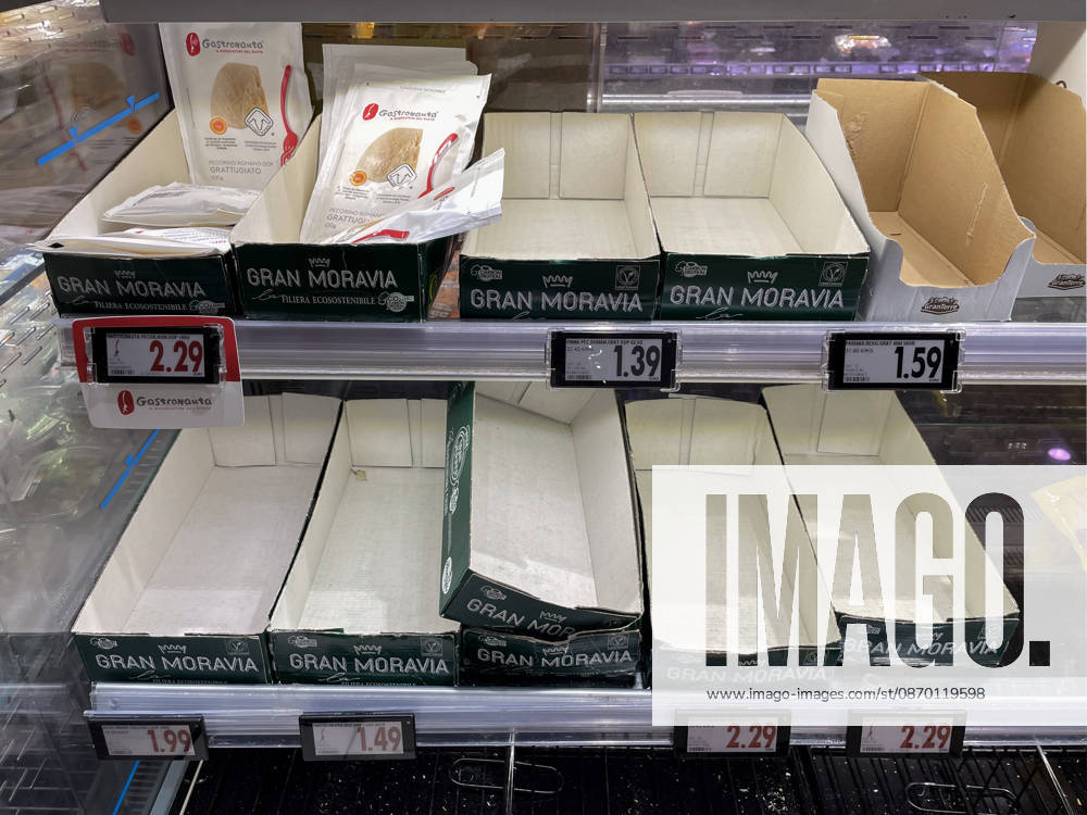 Empty shelves in supermarkets due to transport workers strike in Naples NAPLES, ITALY - OCTOBER 20: Empty shelves are seen inside a supermarket in Naples, Italy on October 20, 2026. Due to the truckers strike in southern Italy, who have been protesting since October 16, 2026 against rising fuel prices (which have reached nearly 2.30 euros per liter) many supermarkets are finding their food shelves empty. Iso Ekle Anadolu Naples Italy. Editorial use only. Please get in touch for any other usage.