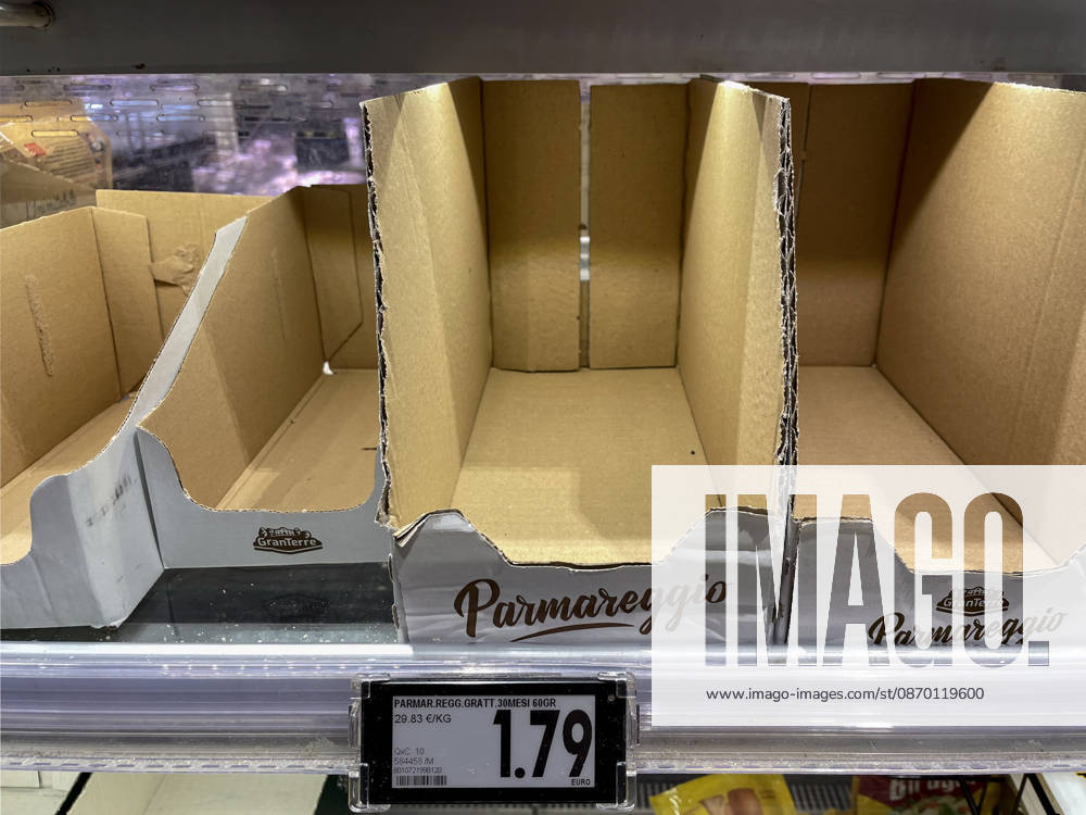 Empty shelves in supermarkets due to transport workers strike in Naples NAPLES, ITALY - OCTOBER 20: Empty shelves are seen inside a supermarket in Naples, Italy on October 20, 2026. Due to the truckers strike in southern Italy, who have been protesting since October 16, 2026 against rising fuel prices (which have reached nearly 2.30 euros per liter) many supermarkets are finding their food shelves empty. Iso Ekle Anadolu Naples Italy. Editorial use only. Please get in touch for any other usage.
