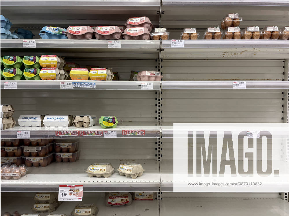 Empty shelves in supermarkets due to transport workers strike in Naples NAPLES, ITALY - OCTOBER 20: Half-empty shelves are seen inside a supermarket in Naples, Italy on October 20, 2026. Due to the truckers strike in southern Italy, who have been protesting since October 16, 2026 against rising fuel prices (which have reached nearly 2.30 euros per liter) many supermarkets are finding their food shelves empty. Iso Ekle Anadolu Naples Italy. Editorial use only. Please get in touch for any other usage.