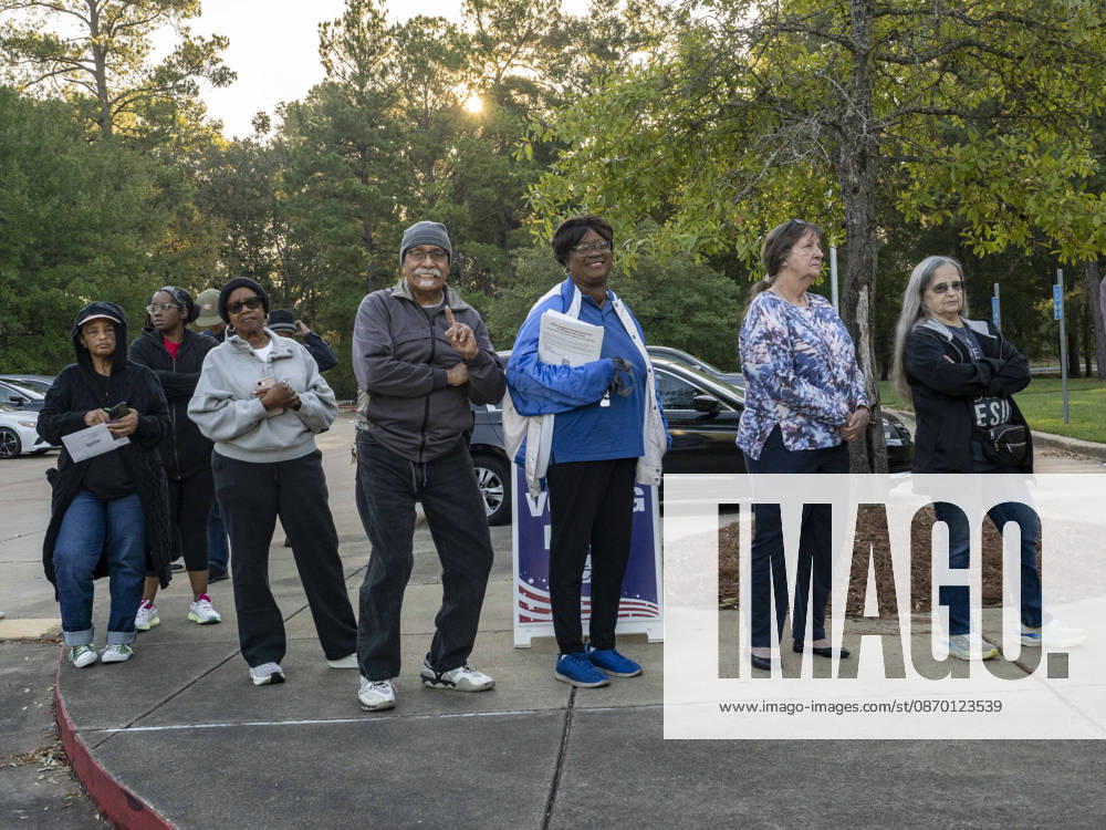 Voters wait in line for the opening of the polls on the first day of early vote in Louisiana. Voters are casting their ballots in a highly watched Senate race and in redrawn congressional districts due to the U.S. Supreme CourtÕs Louisiana v. Callais decision, which struck down the stateÕs Congressional map that had created a second majority-Black district. Shreveport USA - ZUMAd155 20261020_znp_d155_013