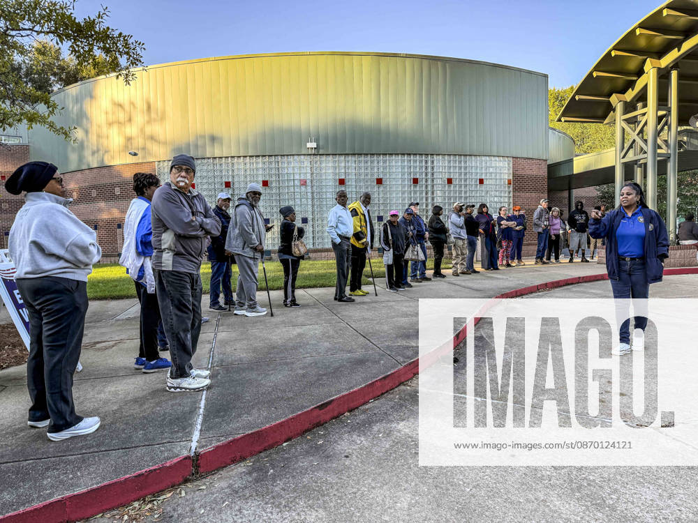 RACHEL WILLIS-BROWN of the Caddo Parish Registrar of Voters explains voting procedures to those waiting in line before the opening of polls on the first day of early vote in Louisiana. Shreveport USA - ZUMAd155 20261020_znp_d155_015