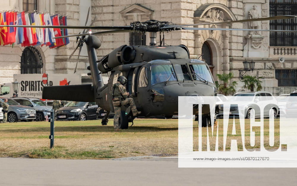 Press conference on the Austrian Armed Forces information and demonstration event on National Day 2026. The photo shows the S70 Black Hawk landing at Heldenplatz in Vienna, Austria.