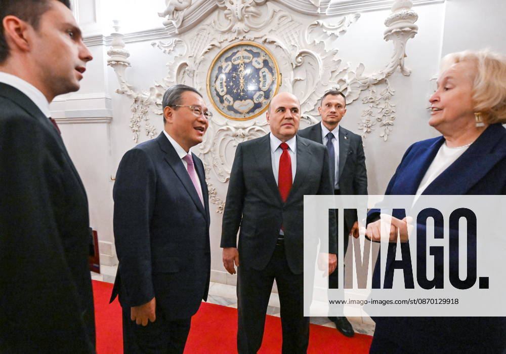 RUSSIA, ST PETERSBURG - OCTOBER 20, 2026: Li Qiang, Premier of China, and Mikhail Mishustin (L-R middle), Russia s Prime Minister, have a tour of the Tsarskoye Selo Museum Reserve in Pushkin. Alexander Miridonov POOL TASS 99678032