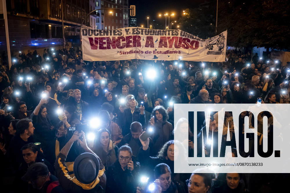 Protest Against Violence During the Education Strike Demonstrations in Madrid Hundreds of protesters carrying flashlights during a demonstration against the violence inflicted on education protesters during the education strike demonstrations in Madrid on October 20, 2026, in Madrid, Spain. The demonstration follows incidents yesterday caused by the police after they charged at peaceful protesters outside an event attended by the president of the Autonomous Community. OCTOBER 20, 2026, A Pé Madrid, Madrid, Spain