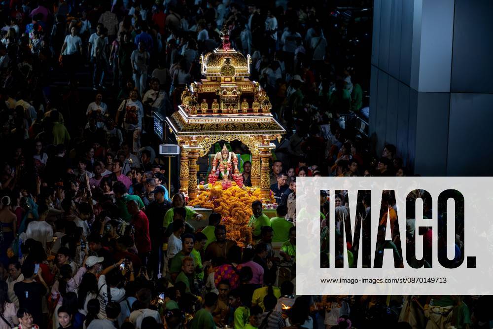 BANGKOK, THAILAND OCTOBER 20, 2026: Hindu devotees and members of the public gather for the annual Navaratri procession marking Vijayadashami at Sri Maha Mariamman Temple, widely known as Wat Khaek, on Silom Road in Bangkok. Bangkok Thailand - ZUMAq101 20261020_zna_q101_246