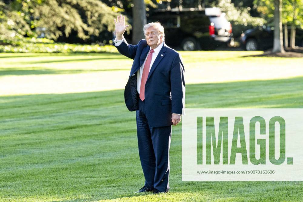 President DONALD TRUMP waving as he is walking across the South Lawn towards Marine One as he leaves the White House in Washington, DC. Washington USA - ZUMAb161 20261020_aap_b161_004