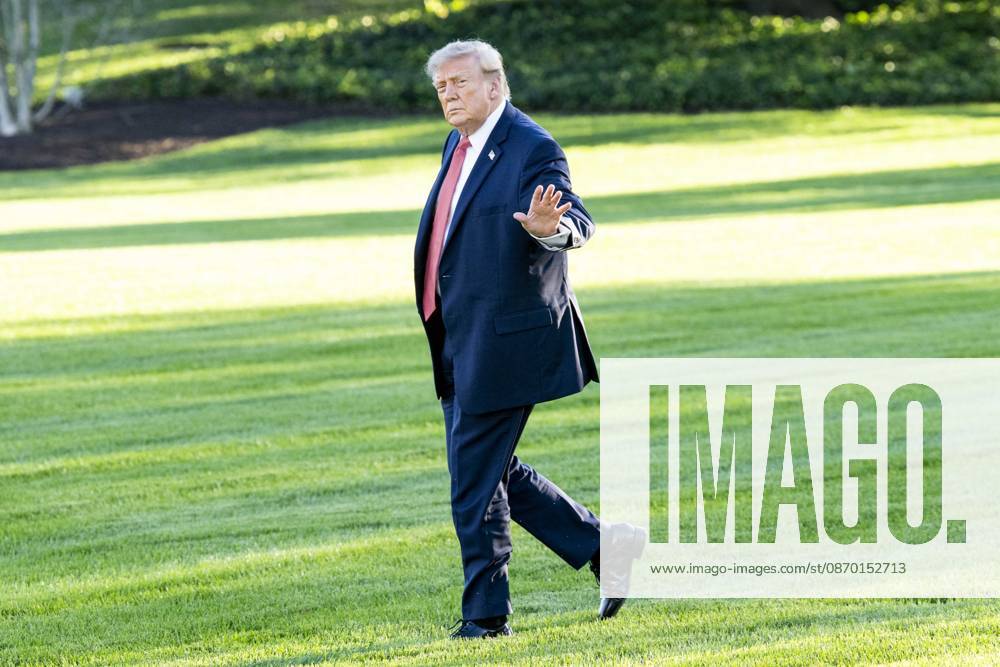 President DONALD TRUMP waving as he is walking across the South Lawn towards Marine One as he leaves the White House in Washington, DC. Washington USA - ZUMAb161 20261020_aap_b161_006