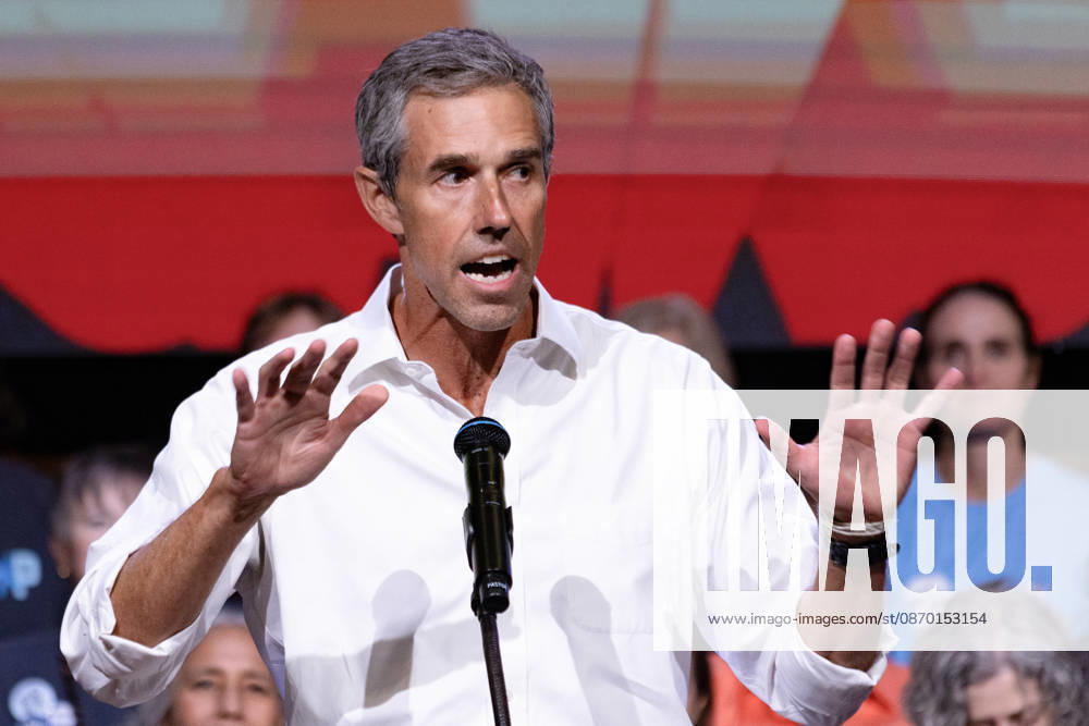 Former US House of Representatives member Beto O’Rourke speaks during Senator Bernie Sanders’ ‘Fighting Oligarchy’ tour event in Houston, United States, 20 October 2026. Bernie Sanders intensifies his campaign tour in the United States !ACHTUNG: NUR REDAKTIONELLE NUTZUNG!