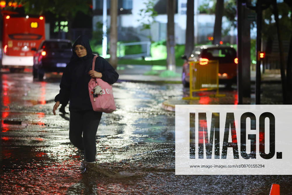 Santiago, October 20, 2026: A flooded street at the intersection of Camino el Alba and Apoquindo during the storm affecting the metropolitan region. Jonnathan Oyarzun, Aton Chile, Santiago, Chile. Aton 1201292